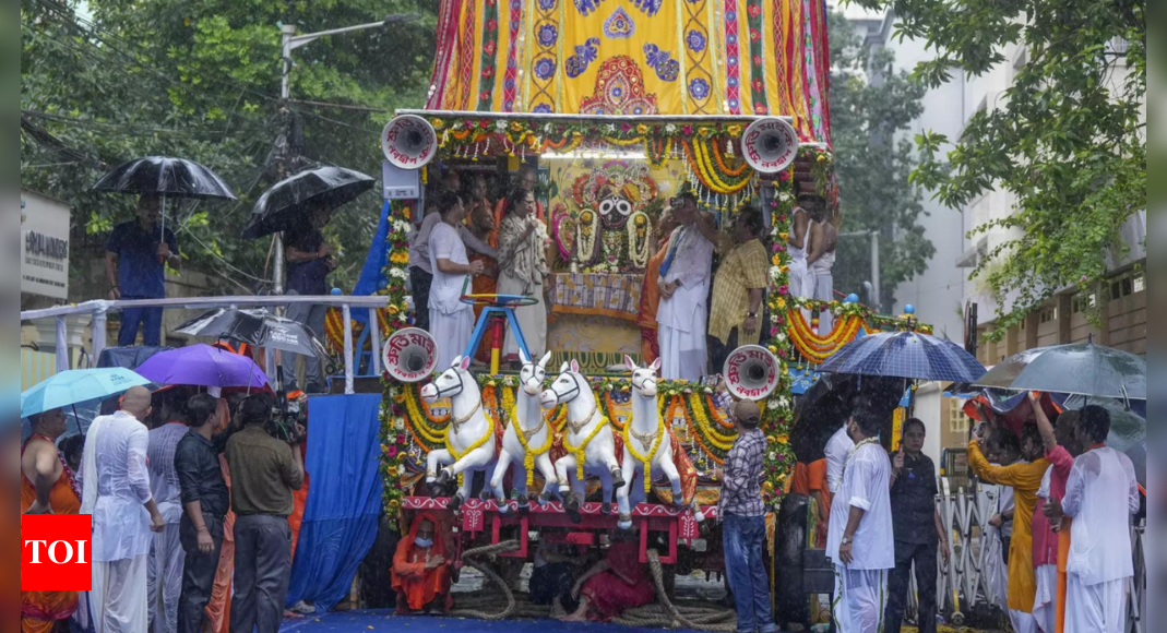 Mamata pulls ropes of chariot at ISKCON Rath Yatra in Kolkata | India News