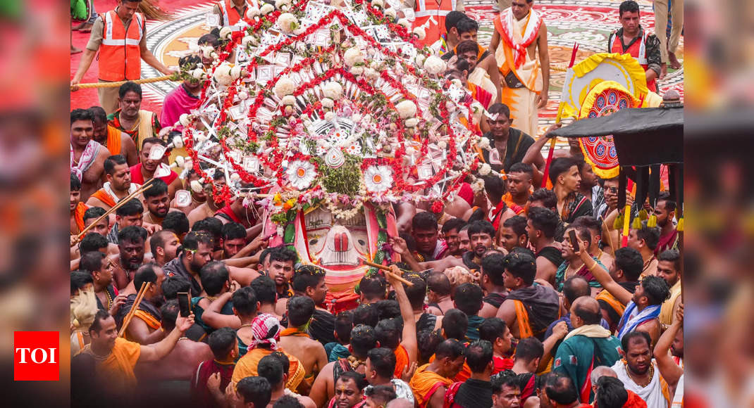 Puri Rath Yatra: Lord Balabhadra idol falls on servitors, 9 injured | India News