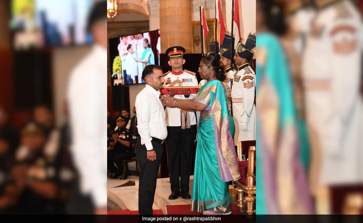 President Murmu Confers Gallantry Awards To 6 Paramilitary Personnel