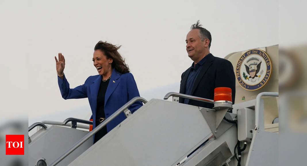 Harris arrives in Chicago to star at Democratic convention - Times of India