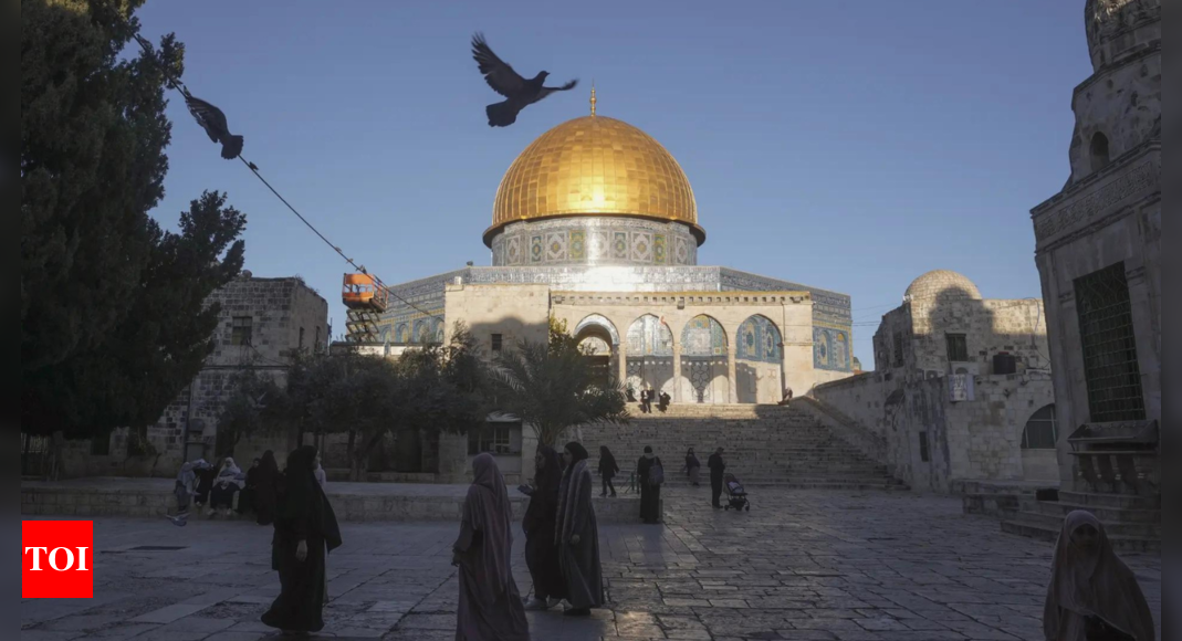 Israel minister says would build synagogue at flashpoint Jerusalem site - Times of India