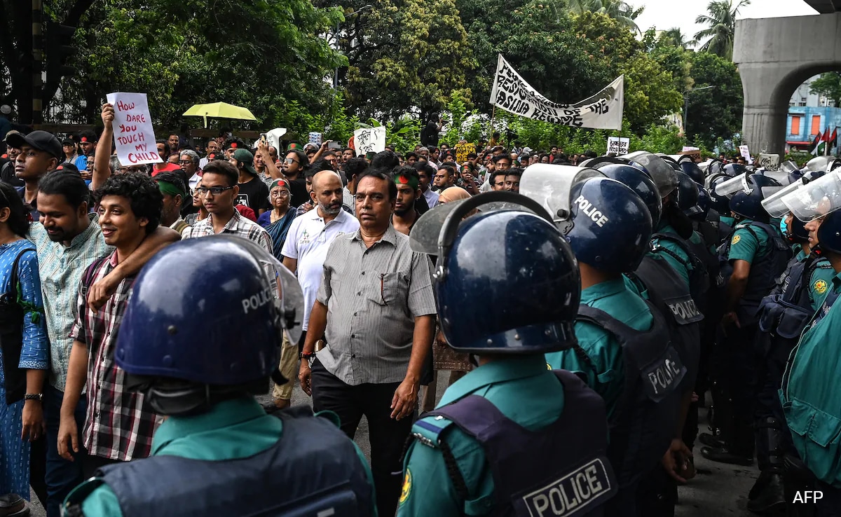 Bangladesh Police Return To Dhaka Streets After Weeklong Strike