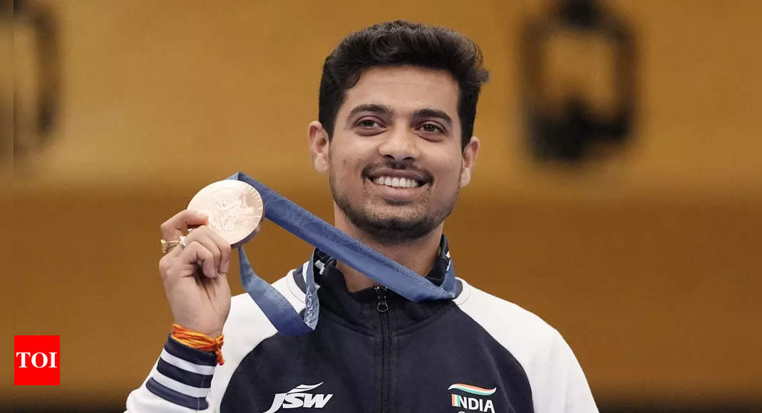 Paris Olympics 2024 Day 6 Live Updates: Swapnil Kusale wins bronze in 50m Rifle 3 Positions event; Lakshya Sen storms into quarters  – The Times of India