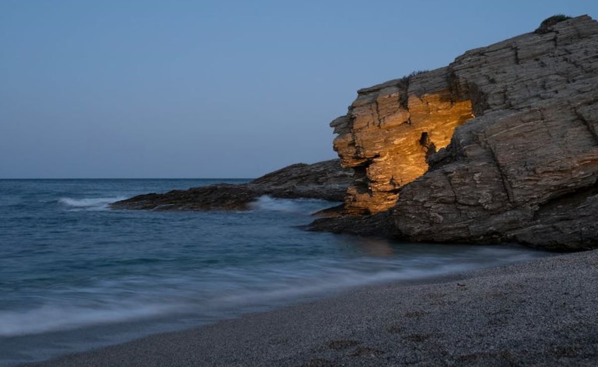 UK Girl Discovers Dinosaur Footprints While Walking On Beach: