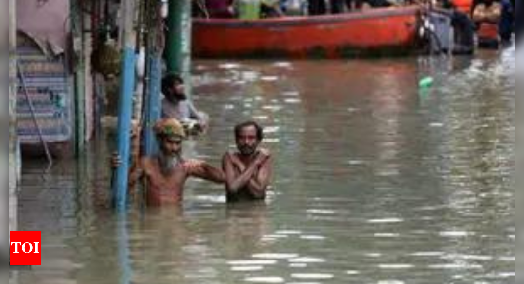 Bangladesh floods leave 71 dead, fears of waterborne disease rise – Times of India