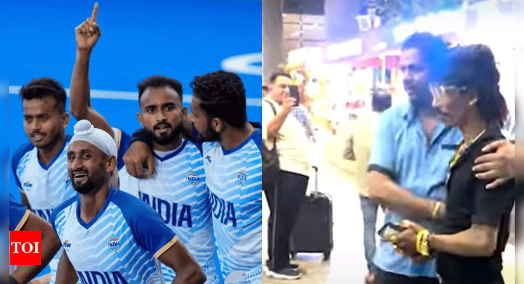 Fans ask Dolly chaiwala for selfies, ignore India's Paris Olympics hockey medallists | Hockey News - Times of India