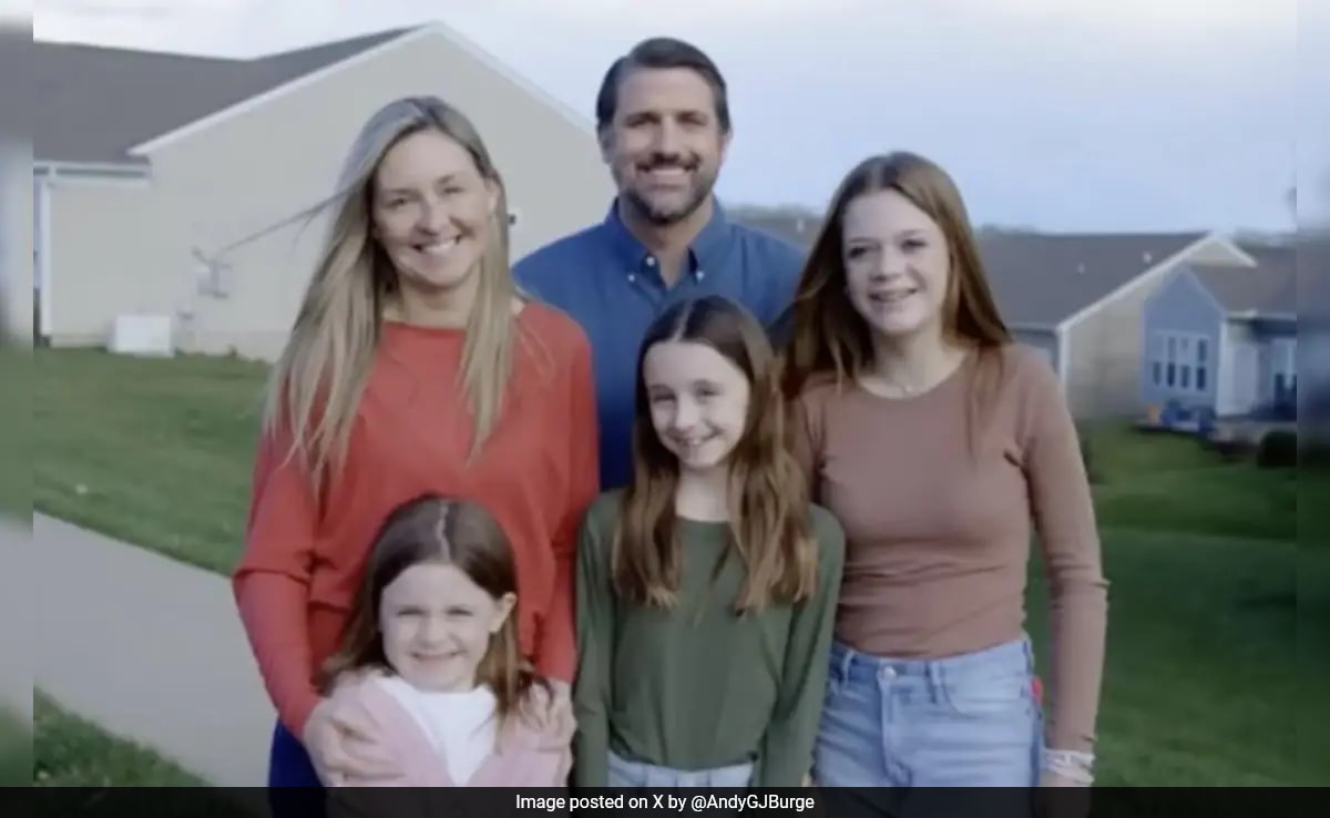 US Republican Candidate Poses With Friend's Wife, Daughters For Campaign Ad