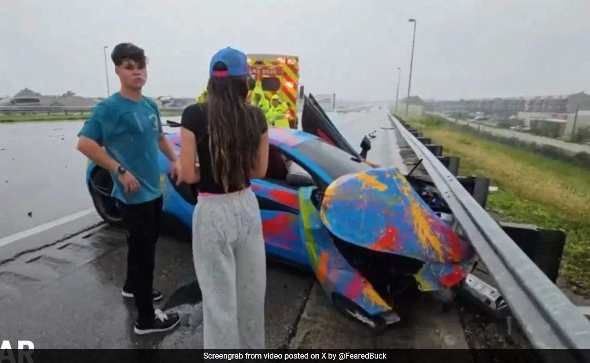 YouTuber Crashes His $200,000 MacLaren While Driving On Livestream