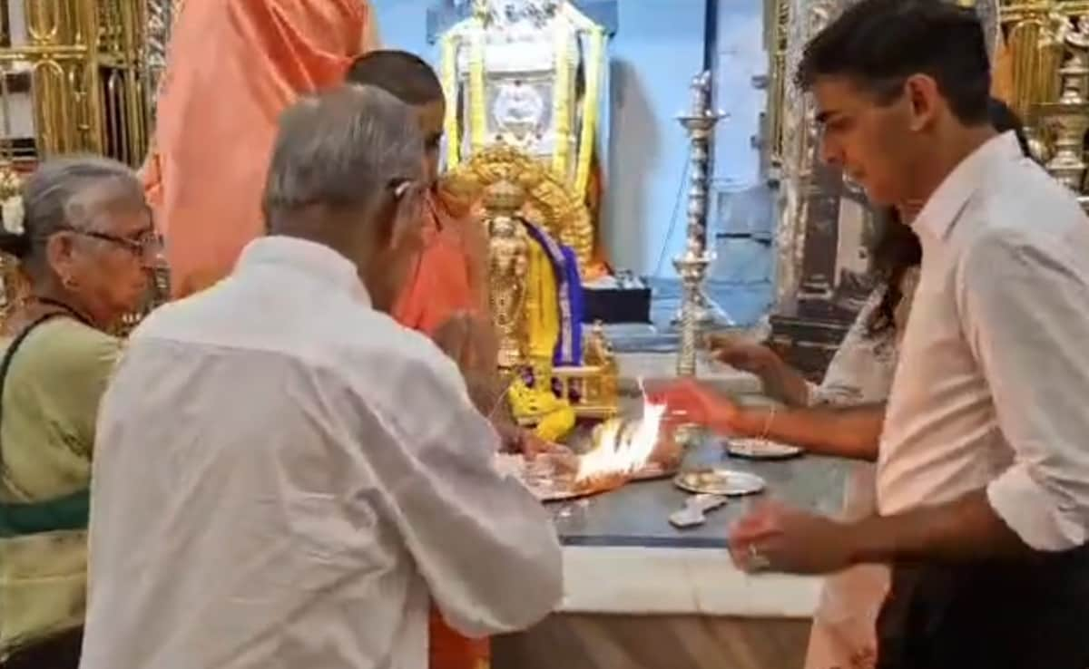 Watch: UK Ex-PM Rishi Sunak, Wife Akshata Murty Offer Prayers In Bengaluru