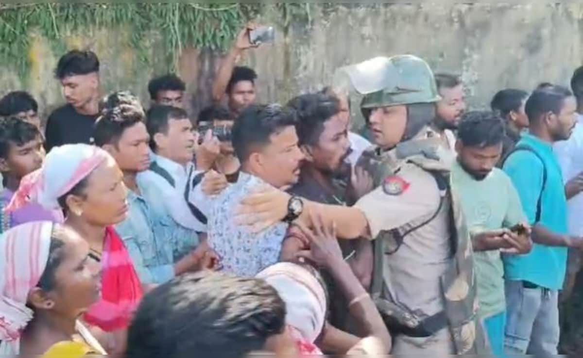 Protesters Clash With Cops As Gate To Dibrugarh Tea Estate Closed